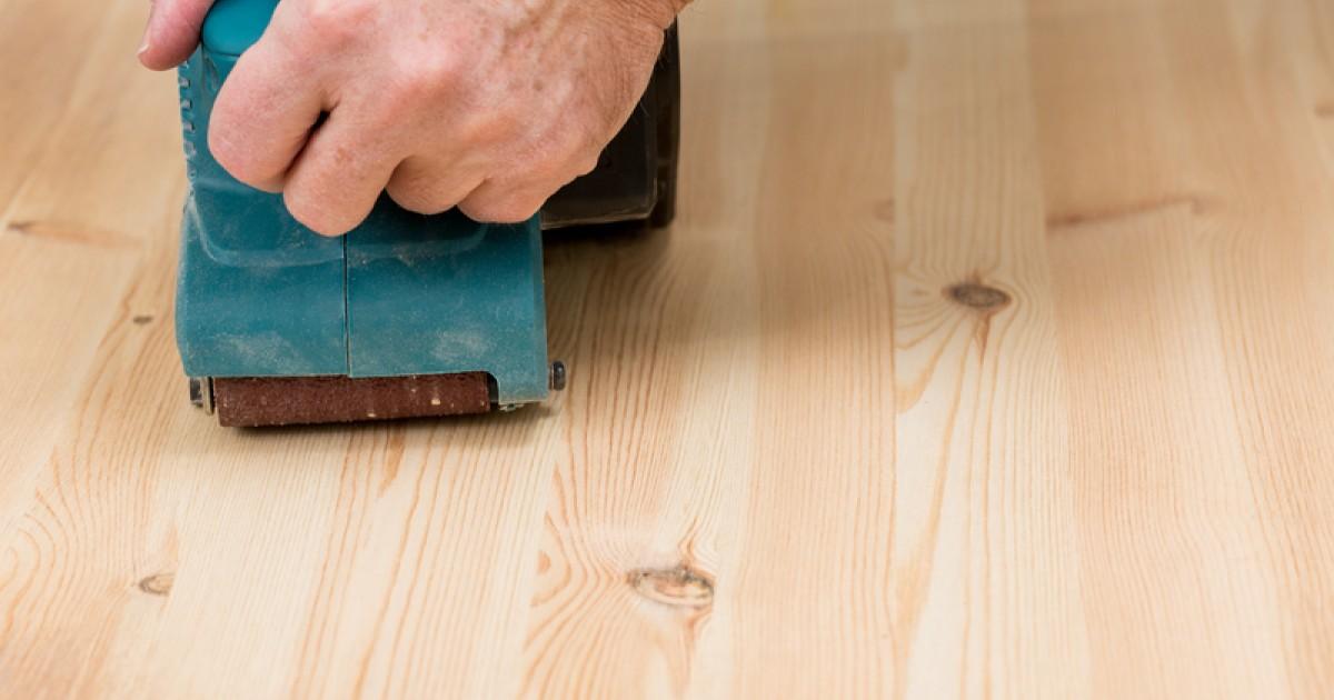 Close-up van een vurenhouten vloer die behandeld wordt voor duurzaamheid in Utrecht.